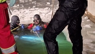 EInsatzkräfte suchten auf einer Einstiegsstelle in den Stadtsee..