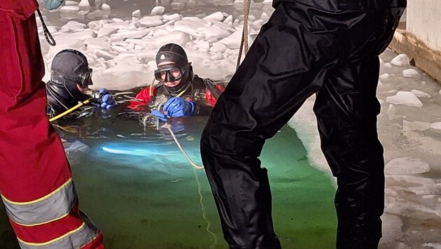 EInsatzkräfte suchten auf einer Einstiegsstelle in den Stadtsee..