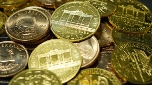 Der Goldpreis ist mit der Spekulation auf stabile Zinsen in den USA erneut deutlich gefallen.