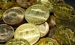 Der Goldpreis ist mit der Spekulation auf stabile Zinsen in den USA erneut deutlich gefallen.
