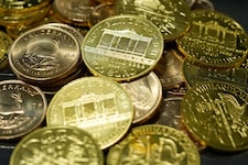 Der Goldpreis ist mit der Spekulation auf stabile Zinsen in den USA erneut deutlich gefallen.