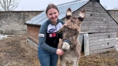 Rodlerin Dorothea Schwarz mit ihrem Esel. 