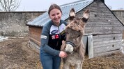Rodlerin Dorothea Schwarz mit ihrem Esel. 