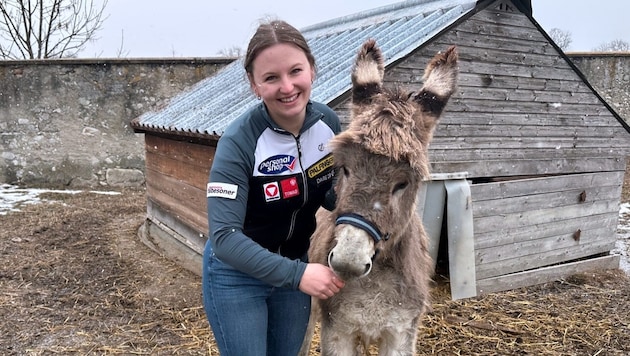 Rodlerin Dorothea Schwarz mit ihrem Esel.