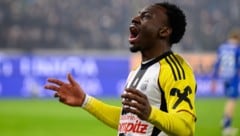 George Bello, einer der LASK-Torschützen zum Sieg gegen Blau-Weiß Linz, schreit seine Freude ...