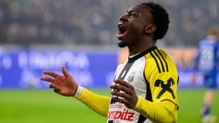 George Bello, einer der LASK-Torschützen zum Sieg gegen Blau-Weiß Linz, schreit seine Freude ...