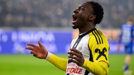 George Bello, einer der LASK-Torschützen zum Sieg gegen Blau-Weiß Linz, schreit seine Freude ...