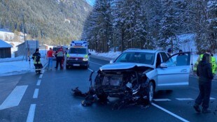 Einer der beteiligten Pkw nach dem Frontalunfall.