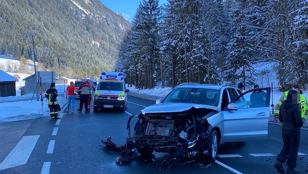 Einer der beteiligten Pkw nach dem Frontalunfall.