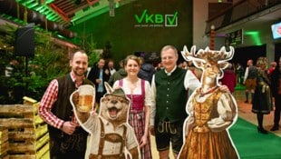 Landeshauptmann Thomas Stelzer mit „Krone-OÖ“-Chefrdakteurin Alexandra Halouska und Markus Auer ...