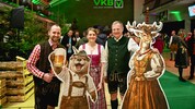 Landeshauptmann Thomas Stelzer mit „Krone-OÖ“-Chefrdakteurin Alexandra Halouska und Markus Auer ...