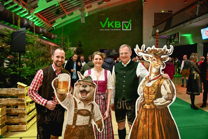 Landeshauptmann Thomas Stelzer mit „Krone-OÖ“-Chefrdakteurin Alexandra Halouska und Markus Auer ...