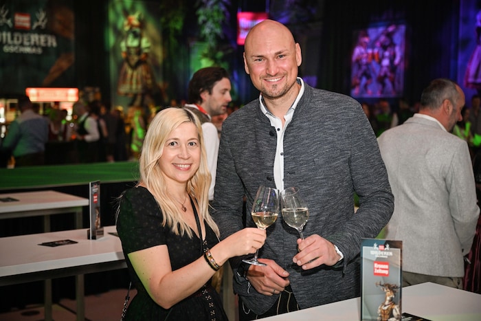 Doris Lang-Mayerhofer stieß mit Ralph Wylicky an.