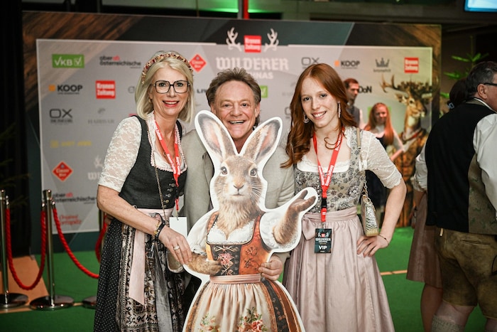 Thomas Altendorfer, Ehefrau Petra und Tochter Valentina posierten mit einem Hasen.