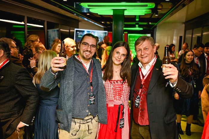 Georg Reichenvater und Hubert Harrer von DoN-Catering mit „Krone“-Mädchen Nadine.