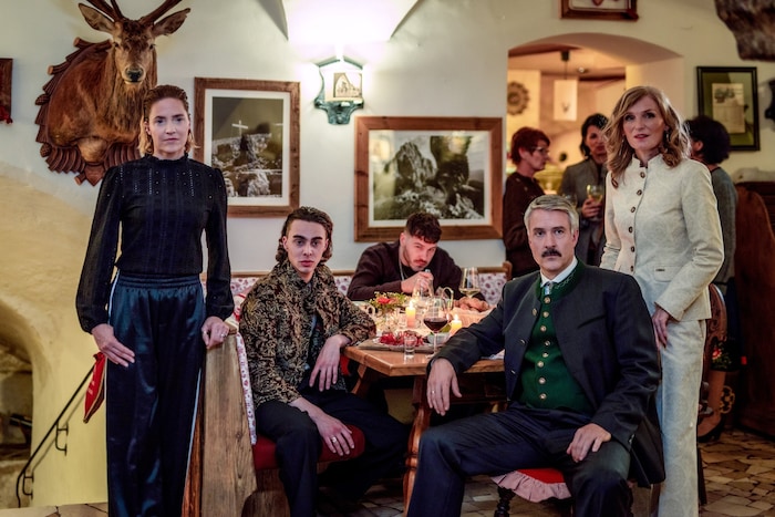 Undercover befindet sich Lisa Kuen (Patricia Aulitzky, l.) in städiger Alarmbereitschaft – hier ...