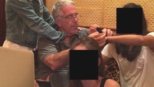 Der Sexualstraftäter Jeffrey Epstein soll regelmäßig Männer beauftragt haben, ihm Mädchen und ...