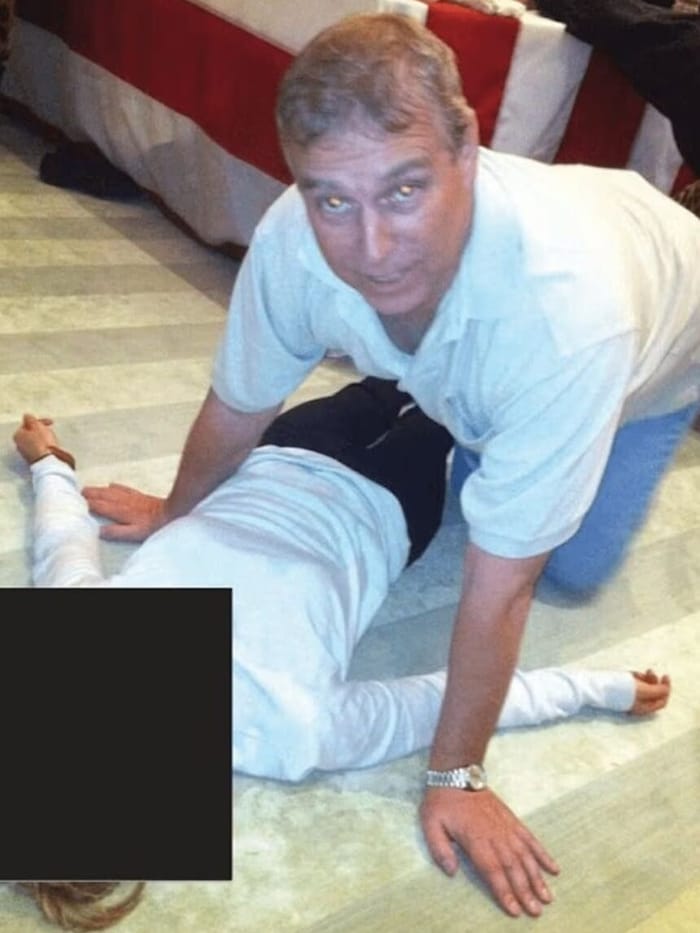 Dieses Foto zeigt Andrew, wie er auf allen vieren über einer Frau kniet, deren Gesicht ...