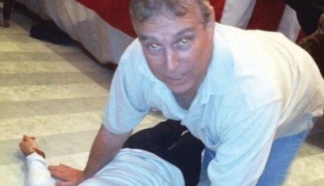 Andrew Mountbatten-Windsor auf einem der Fotos aus den Epstein-Files, das für Irritationen ...