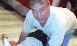 Neue Epstein‑Dokumente enthalten verstörende Fotos – der Mann soll Ex‑Prinz Andrew sein.