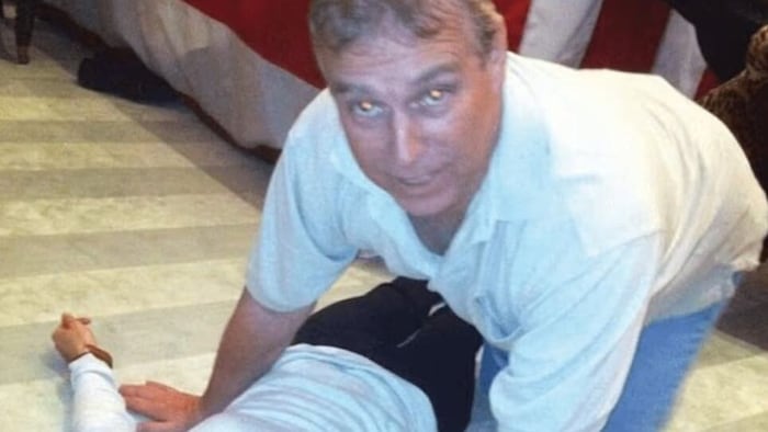 Der ehemalige britische Prinz Andrew ist auf vielen Fotos aufgetaucht.