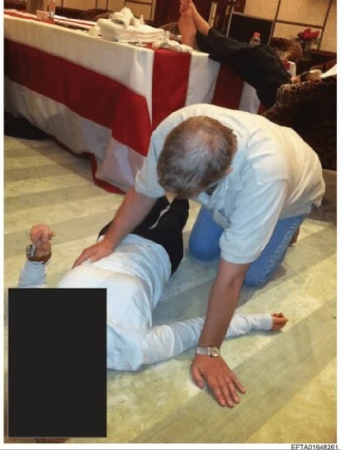 Auf einem der Fotos legt der Ex-Prinz eine Hand auf den Bauch der Frau. Im Hintergrund ist ein ...