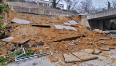 Erd- und Gesteinsmassen rutschten am Freitagabend im Bereich Ödes Haus talwärts. Die Stützmauer ...