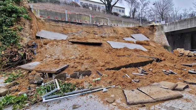 Erd- und Gesteinsmassen rutschten am Freitagabend im Bereich Ödes Haus talwärts. Die Stützmauer ...