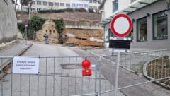 Mit der Sanierung des Hanges soll auf jeden Fall begonnen werden, bevor es kalt wird und der ...