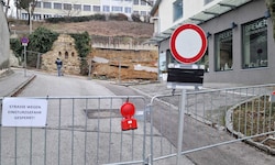 Mit der Sanierung des Hanges soll auf jeden Fall begonnen werden, bevor es kalt wird und der ...
