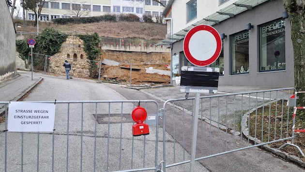 Mit der Sanierung des Hanges soll auf jeden Fall begonnen werden, bevor es kalt wird und der ...
