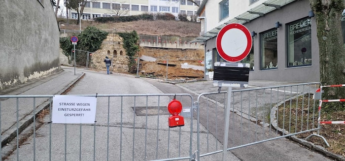 Unterhalb der Volksschule am Tabor wird der Hang derzeit statisch untersucht. Gutachter prüfen ...
