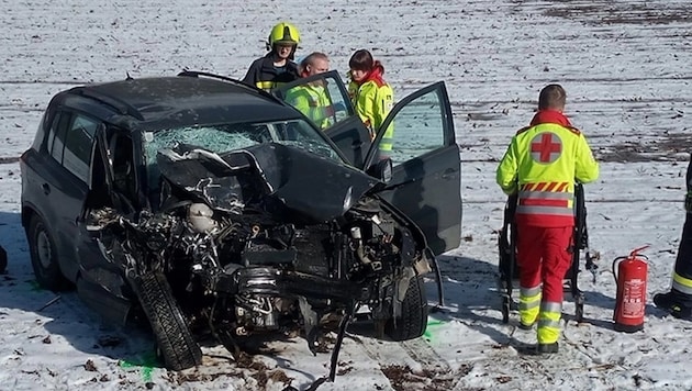 Der Pkw wurde bei der Kollision in ein Feld geschleudert.