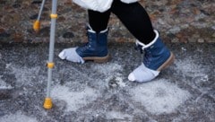 Manche Berliner ziehen sogar Socken über die Schuhe, um einen besseren Halt zu haben.