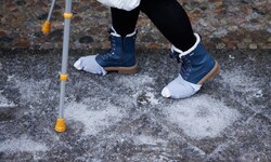 Manche Berliner ziehen sogar Socken über die Schuhe, um einen besseren Halt zu haben.