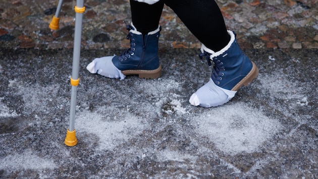 Manche Berliner ziehen sogar Socken über die Schuhe, um einen besseren Halt zu haben.