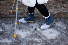Manche Berliner ziehen sogar Socken über die Schuhe, um einen besseren Halt zu haben.