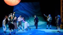 Kammerspiele Linz: Ein Wurstmond, eine Halfpipe als „Welle“ als Kulisse für ein psychologisches ...