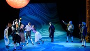Kammerspiele Linz: Ein Wurstmond, eine Halfpipe als „Welle“ als Kulisse für ein psychologisches ...