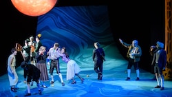 Kammerspiele Linz: Ein Wurstmond, eine Halfpipe als „Welle“ als Kulisse für ein psychologisches ...