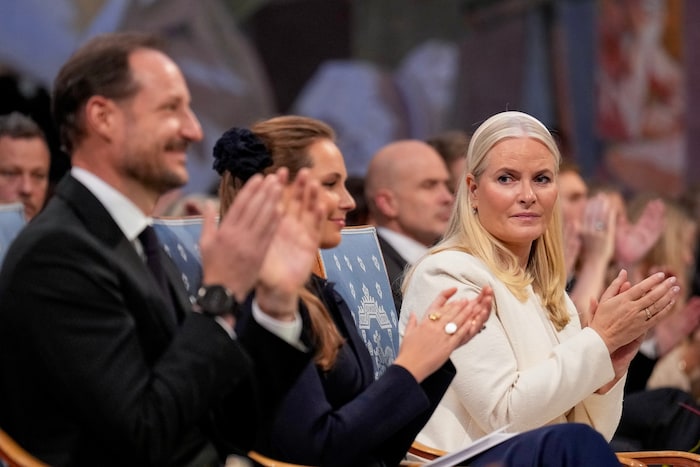 Mette-Marit, im Bild mit Tochter Ingrid-Alexandra und Kronprinz Haakon, nahm die Gefälligkeiten ...
