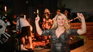 Orgasmuspäpstin Monika Ring kam zum „Krone“-Wilderer Gschnas. Ihr Dirndl blieb zuhause. 