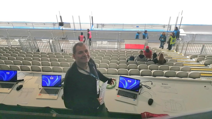 Der Spittaler Hubert Supersberger zählt die Schüsse beim olympischen Eishockeyturnier.