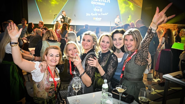 Party! Eine fesche Damenrunde tanzte flott zum Rhythmus der Musik, die Burschen von Zwirn wurden ...