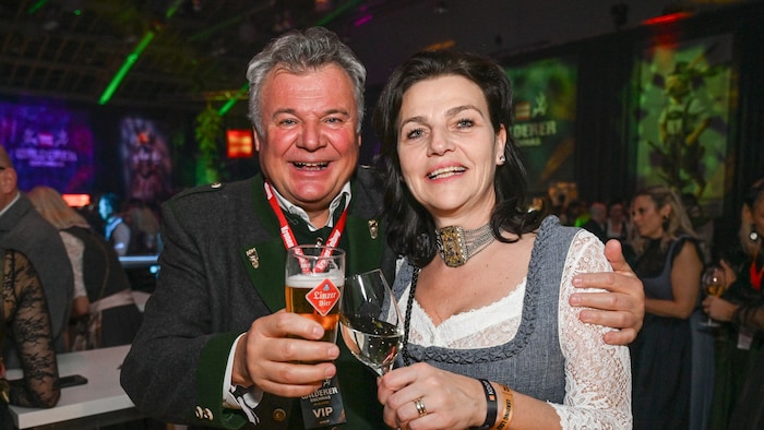Landesrat Günther Steinkellner im Plauscherl mit Michaela Mader.