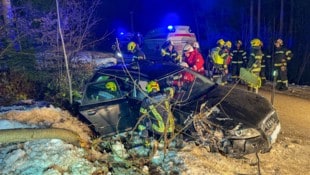 Der Beifahrer konnte sich nicht aus dem Wagen befreien. 
