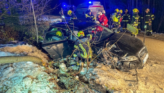 Der Beifahrer konnte sich nicht aus dem Wagen befreien.