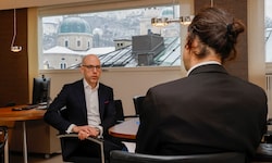 Der Direktor der Sparkass, Claus Graggaber, im Gespräch mit „Krone“-Redakteur Matthias Nagl.