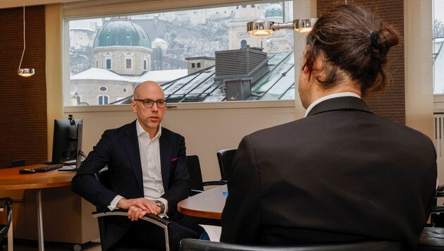 Der Direktor der Sparkass, Claus Graggaber, im Gespräch mit „Krone“-Redakteur Matthias Nagl.