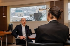 Der Direktor der Sparkass, Claus Graggaber, im Gespräch mit „Krone“-Redakteur Matthias Nagl.